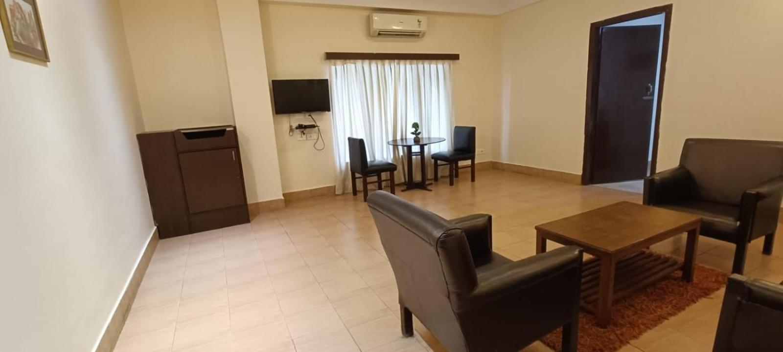 Polo Tura Hotel Luaran gambar